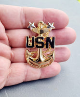 Spilla in metallo smaltato Capo di 1° Classe U.S. Navy Marina Militare USA